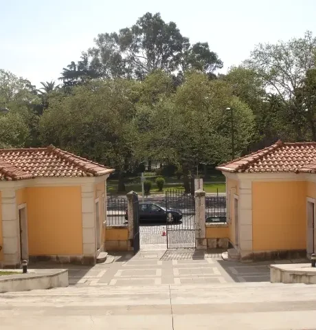 Entrada da residência de estudantes da Fundação Cidade de Lisboa, com vista para o jardim do Campo Grande