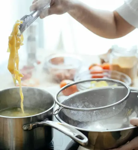 cozinha da residência de estudantes da Fundação Cidade de Lisboa, no Campo Grande. Cozinha equipada com armários, cacifos individuais, placa elétrica, micro-ondas, 4 frigoríficos e 2 máquinas de lavar roupa.
