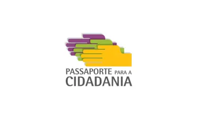 Logótipo do projeto Passaporte para a Cidadania, apresentando o desenho de mãos coloridas sobrepostas e o nome do projeto.