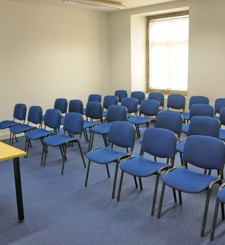 sala de formação para alugar em Lisboa no Campo Grande Com 35m², é uma sala prática e acessível, ideal para pequenos grupos. Recebe até 25 pessoas em plateia ou 16 em “U”. 